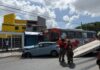 Cámara capta aparatoso choque entre auto y camión de la Zona Hotelera en Cancún