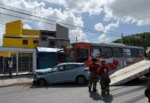 Cámara capta aparatoso choque entre auto y camión de la Zona Hotelera en Cancún