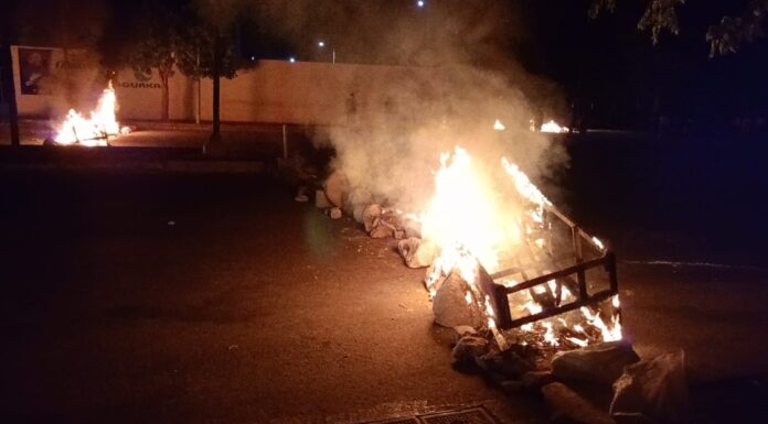 Bloquean diversos cruces viales en el fraccionamiento Villas del Sol, por nuevo apagón en Playa del Carmen