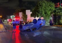 Automovilista huye tras provocar aparatosa volcadura en la López Portillo de Cancún