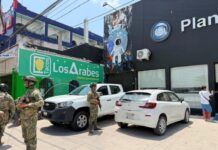 Fuerte movilización por operativo de revisión en una tienda de tenis en Cancún