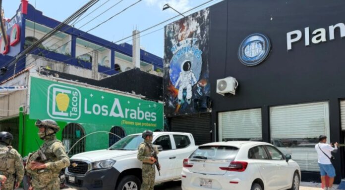 Fuerte movilización por operativo de revisión en una tienda de tenis en Cancún