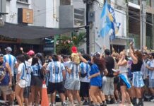 Festejan decenas de argentinos en Playa del Carmen, tras pase de su selección a la final del Mundial