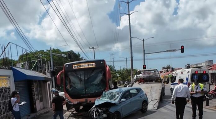 Camioneta se impacta contra autobús de la Zona Hotelera en Cancún; hay al menos 7 lesionados