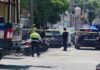 DETONACIONES DE ARMAS DE FUEGO RASGAN LA TARDE: Asaltan a guardias frente a Cometra y se llevan cuantioso botín en Playa del Carmen; hay un herido