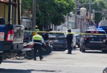 DETONACIONES DE ARMAS DE FUEGO RASGAN LA TARDE: Asaltan a guardias frente a Cometra y se llevan cuantioso botín en Playa del Carmen; hay un herido