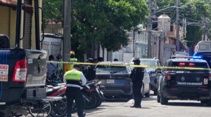 DETONACIONES DE ARMAS DE FUEGO RASGAN LA TARDE: Asaltan a guardias frente a Cometra y se llevan cuantioso botín en Playa del Carmen; hay un herido