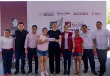 Estefanía Mercado acompaña la entrega de tarjetas de la beca “Rita Cetina” a estudiantes de educación básica de Playa del Carmen