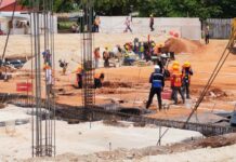 Albañiles locales denuncian exclusión de obras comerciales en José María Morelos