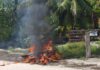 YUCATÁN | Vecinos de El Cuyo retiran y queman reja colocada en acceso a la playa; exigen esclarecer propiedad de la calle