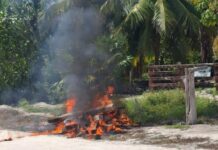 YUCATÁN | Vecinos de El Cuyo retiran y queman reja colocada en acceso a la playa; exigen esclarecer propiedad de la calle