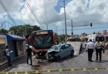 Choque de camión carro en Cancún deja seis personas lesionadas