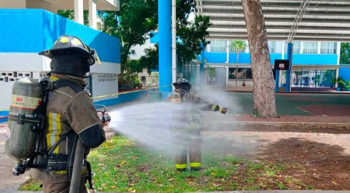 Evacúan Instituto La Salle por fuga de vapores químicos en un laboratorio de Cancún
