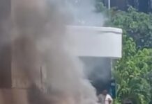 Incendio consume el motor de una camioneta en la colonia Centro de Playa del Carmen